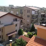 Yvo Lioness & Mamaia Nord Apartment *