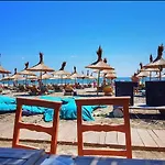 Yvo Lioness & Mamaia Nord Apartment *