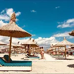 Yvo Lioness & Mamaia Nord Apartment *