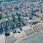 Yvo Lioness & Mamaia Nord Apartment Navodari