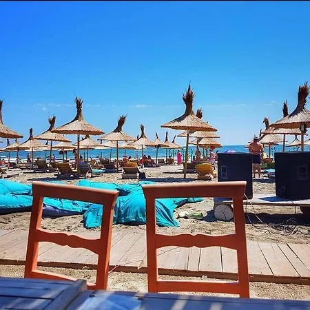 Yvo Lioness & Mamaia Nord Apartment *